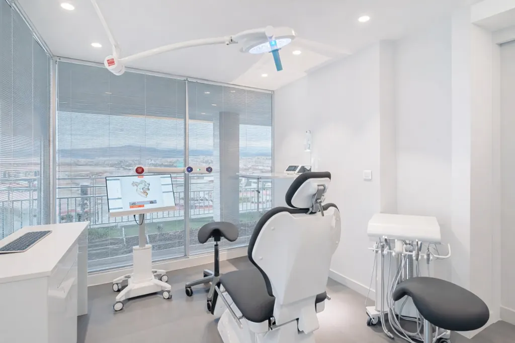 Salle de soins lumineuse du cabinet Dr Constance Carijn, vue sur Nice