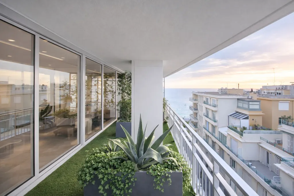 Terrasse du cabinet, vue sur la baie de Nice